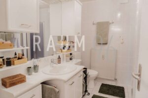 Badezimmer mit Wanne und Dusche