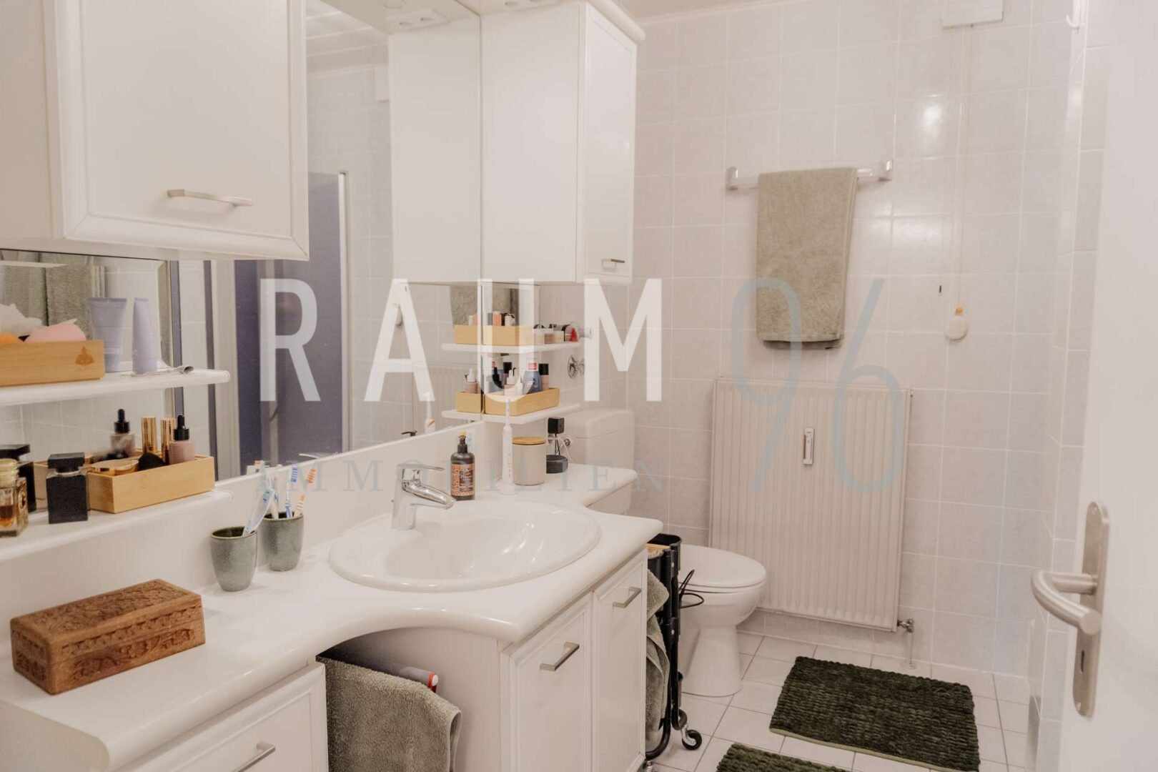 Badezimmer mit Wanne und Dusche