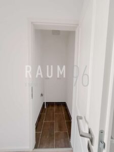 Abstellraum mit Waschmaschinenanschluss