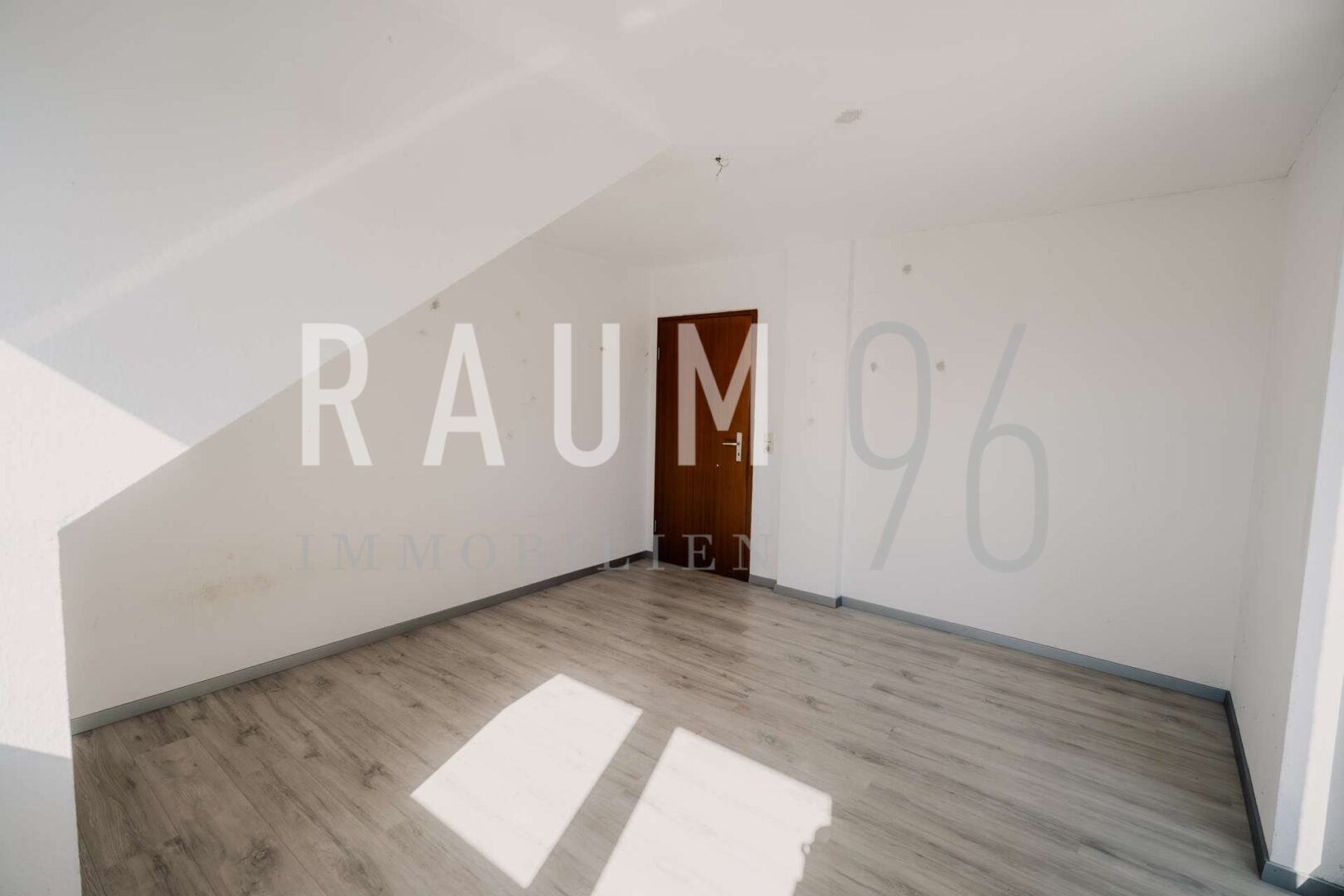 Helle 3-Zimmer-Dachgeschosswohnung mit Balkon in ruhiger Lage von Bad Staffelstein - Photo 5