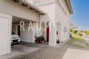 Carport und Eingang