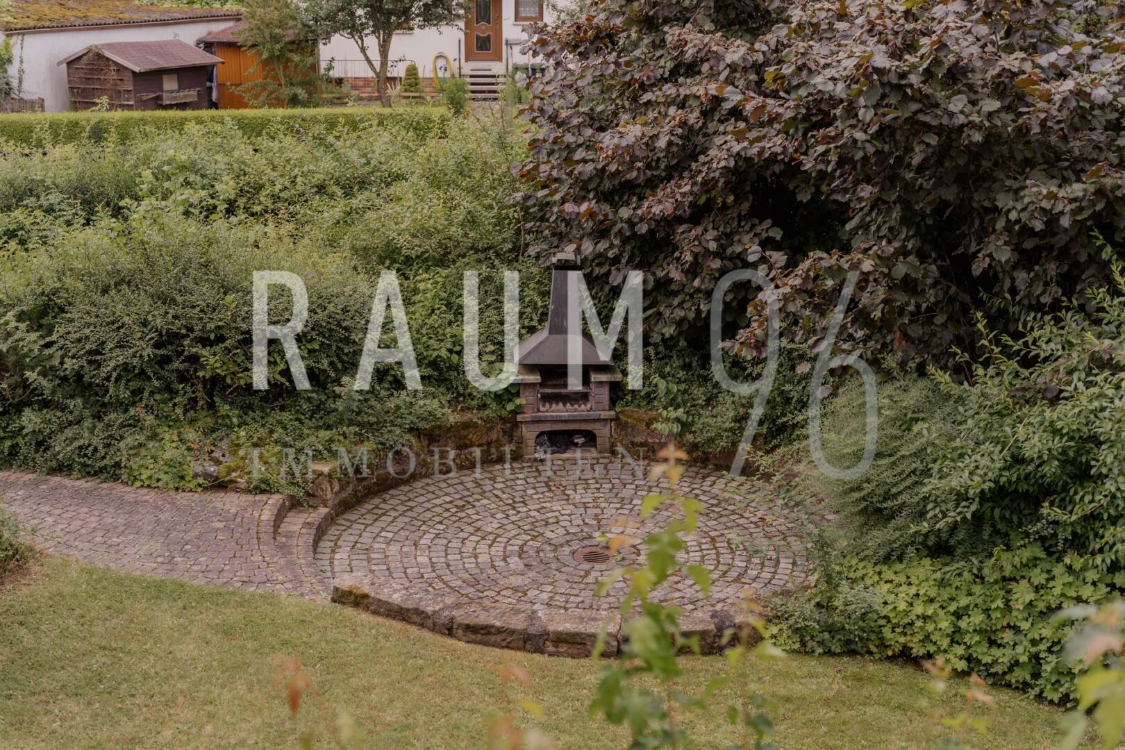 Garten mit Feuerstelle