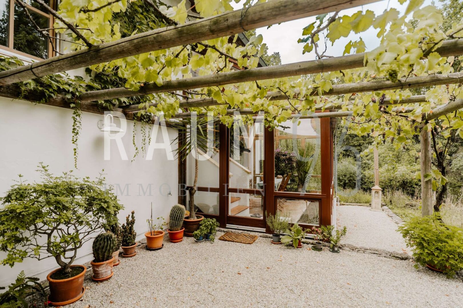 Terrasse mit Pergola